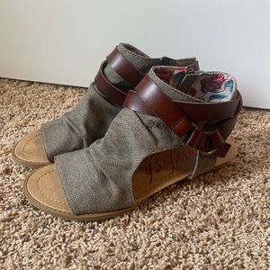 Woman’s blowfish sandals